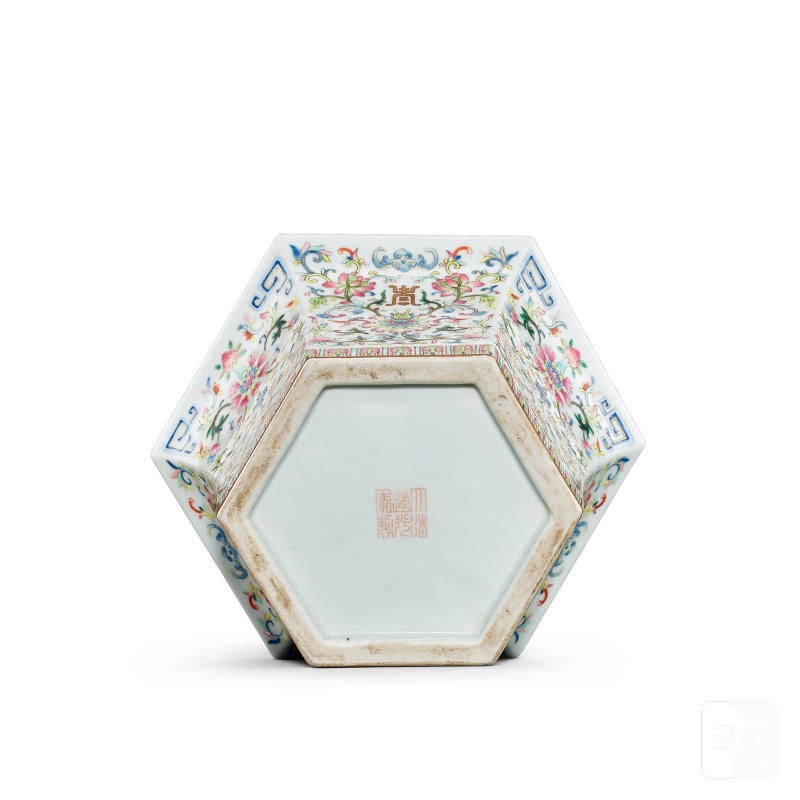 A famille-rose and gilt-decorated 'fushou' and 'floal' jardinière, Republican period | 民國 粉彩描金福壽纏枝花卉紋花盆 《大清道光年製》仿款 - 图3